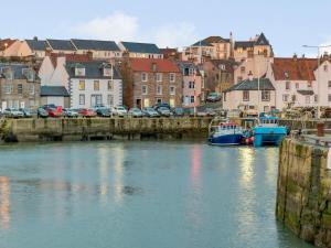 a body of water with boats in a city at 2 Bed in Anstruther oc-80648 in Pittenweem