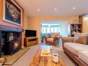 a living room with a couch and a fireplace at 2 Bed in Bonnybridge oc-95833 in Bonnybridge