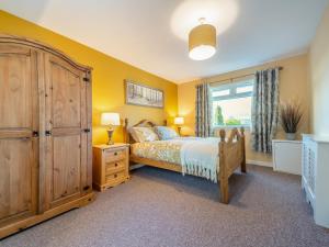 a bedroom with a large bed and a window at 2 Bed in Bonnybridge oc-95833 in Bonnybridge