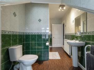 a bathroom with a toilet and a sink at 5 Bed in Melrose oc-79418 in Melrose +23 photos