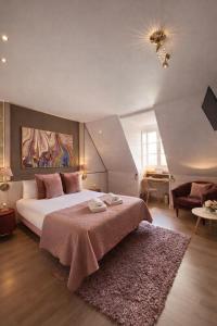a bedroom with a large bed and a rug at Hôtel Bien-Être Aux Cyprès de Marquay-Calme et élégance-Laissez-vous porter par une ambiance chaleureuse où chaque instant compte-Découvrez un havre de paix où nature et confort se marient pour vous offrir une expérience unique- Réservez dès aujourd'hui ! in Marquay +67 photos