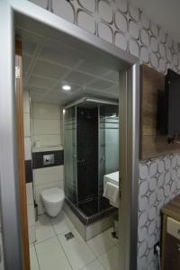 Kylpyhuone majoituspaikassa Saltuk Hotel