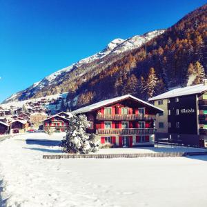 ein Gebäude im Schnee mit einem Berg in der Unterkunft Chalet Moos in Randa