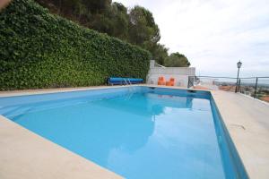 a large blue swimming pool on top of a house at Casa da Serra in Quinta do Anjo