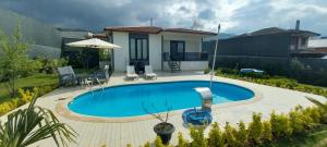 a swimming pool in the backyard of a house at Begonvil Konaklama in Sapanca