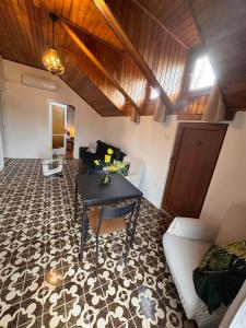 a living room with a table and a couch at Keltafok Apartman, Balatonföldvár in Balatonföldvár +14 photos
