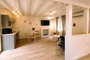 a kitchen and living room with a coffered ceiling at Les Eclats d'Amour in Chargé