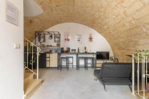 a living room with a table and a kitchen at Maison de Sisine in Capurso