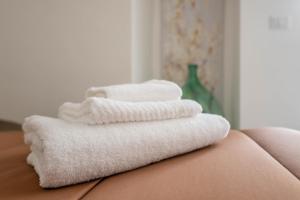 a stack of towels sitting on top of a couch at Maison de Sisine in Capurso +58 photos