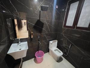a bathroom with a sink and a toilet at HOTEL ToWNHOUSE in New Delhi