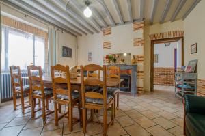 a dining room with a table and chairs at Entre seine et canal in Méry-sur-Seine