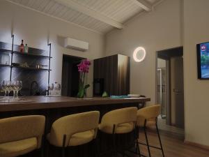 a kitchen with a bar with a bunch of chairs at Luce di Mare in Quartu SantʼElena