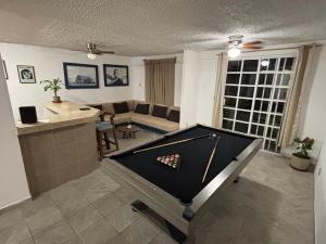 ein Wohnzimmer mit einem Billardtisch in einem Zimmer in der Unterkunft Casa Cayo in Ixtapa