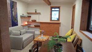 a living room with a couch and a table at El gran Jacarandá in Viña del Mar