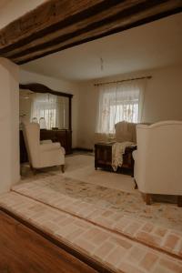 a living room with two chairs and a bed at Alma de Barro in El Puente del Arzobispo