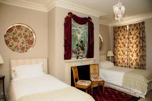 a bedroom with two beds and a chandelier at Binsness house in Findhorn