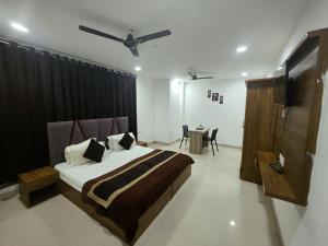 a bedroom with a large bed and a table at Hotel Hilson in New Delhi