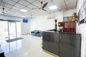 an office with a waiting room with a ceiling fan at Hotel Hilson in New Delhi