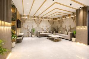 a lobby with a couch and a table at OPO Horizon Aerocity ,Delhi Airport in Jāmb