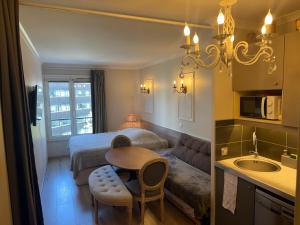 a bedroom with a bed and a table and a sink at ALTAMIRA (Paris Expo - Porte de Versailles) in Issy-les-Moulineaux