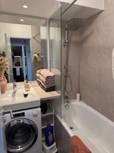 a bathroom with a washing machine and a bath tub at ALTAMIRA (Paris Expo - Porte de Versailles) in Issy-les-Moulineaux +36 photos