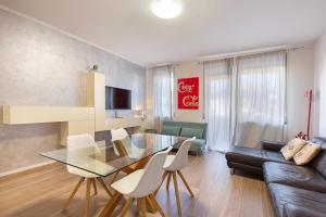 a living room with a glass table and a couch at La Casa Del Tasso in Feriolo