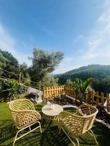 a patio with a table and chairs and a fence at Douro Rural Home in Melres