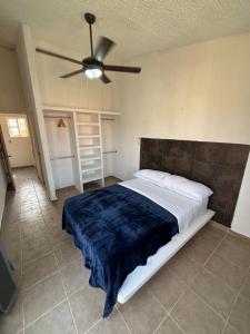 ein Schlafzimmer mit einem Bett und einem Deckenventilator in der Unterkunft Casa Cayo in Ixtapa + 13 Fotos