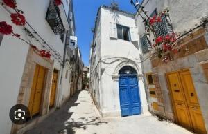 an alley with blue and yellow doors on a building at Dar Haroun Tunis in Tunis