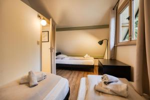 a room with two beds and a window at Chalet Renardeau - Sleeps 5 in Manhay