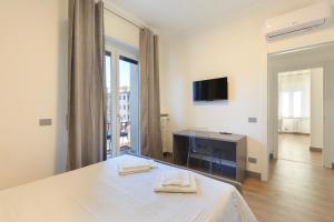 a white room with a bed and a desk at Lexia Suite in Lesa
