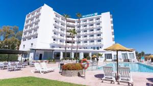 a hotel with a swimming pool and a resort at BLUESEA Costa Serena in Torremolinos