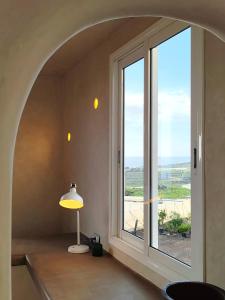 a room with a window with a lamp and a view at local diamond in Guía de Isora