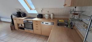 a small kitchen with a sink and a stove at Ferienwohnung Menz Liliensteinblick in Pfaffendorf