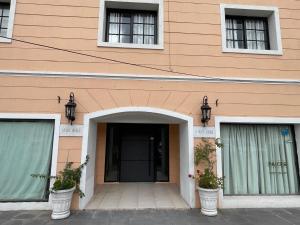 a building with two doors and two windows at El Viejo Albergue in Luján