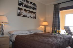 ラ・マンガ・デル・マール・メノールにあるBuena Vista 7708 - Resort Choiceのベッドルーム1室(ベッド1台、椅子、窓付)
