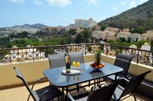 una mesa y sillas en un balcón con vistas en Buena Vista 7708 - Resort Choice, en La Manga del Mar Menor