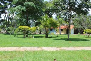 卡瓦坎特Pousada Toca da Raposa的一座树木繁茂的公园和一座房子