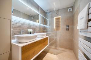 a bathroom with two sinks and a shower at No 5 The Salcombe in Salcombe