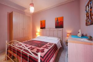 a bedroom with a white bed in a room at Armonia del Mare in Mascali