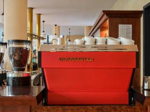 a red box with bowls and cups on top of it at Flemings Hotel Bremen-Hauptbahnhof in Bremen
