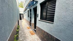 an alley with a door and a window on a building at Chacara Stay in São Paulo