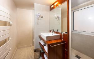 a bathroom with a sink and a mirror at Le Régali par Dodo-a-Cassis in Cassis