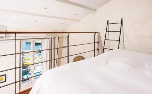 a bedroom with a bed and a window at Le Régali par Dodo-a-Cassis in Cassis