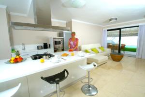 A kitchen or kitchenette at Villa Amadores n4