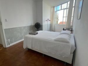 a bedroom with a bed and a window at Quarto privado a 160 metros da Praia do Farol da barra 1 in Salvador