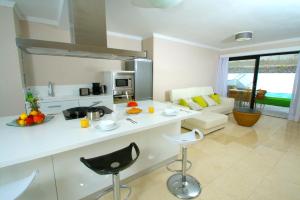 A kitchen or kitchenette at Villa Amadores n4