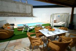 A seating area at Villa Amadores n4