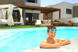 The swimming pool at or close to Villa Amadores n4