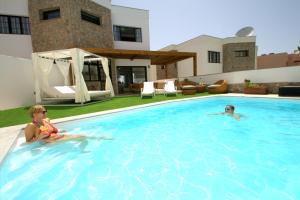 The swimming pool at or close to Villa Amadores n4